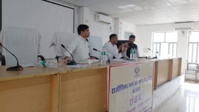 संभागीय आयुक्त नीरज के पवन ने ली अधिकारियों की बैठक