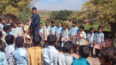 जन्मदिन पर स्कूली बच्चों को वितरण की बारहखडी