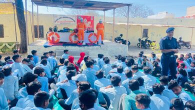 एनडीआरएफ टीम ने धमोत्तर विद्यालय मे बच्चो को आपदा से बचाव की जानकारी दी