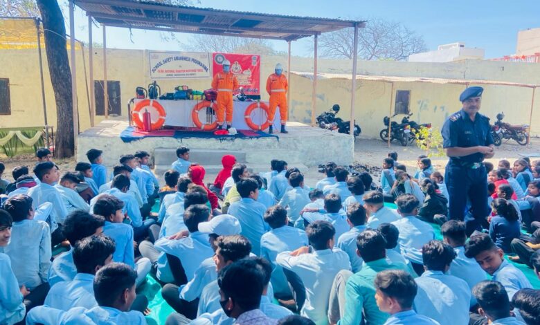 एनडीआरएफ टीम ने धमोत्तर विद्यालय मे बच्चो को आपदा से बचाव की जानकारी दी