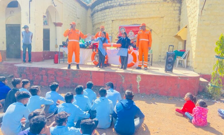 एनडीआरएफ टीम ने प्रतापगढ़ विद्यालय मे बच्चो को आपदा से बचाव की जानकारी दी