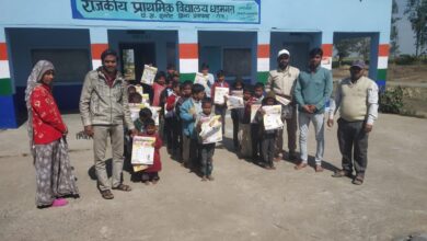 स्कूल बच्चो को दिया गया उपहार
