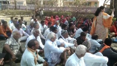 मनरेगा के मेट व मजदुर की समस्या के समाधान को लेकर जिला कलेक्टर को सौंपा ज्ञापन