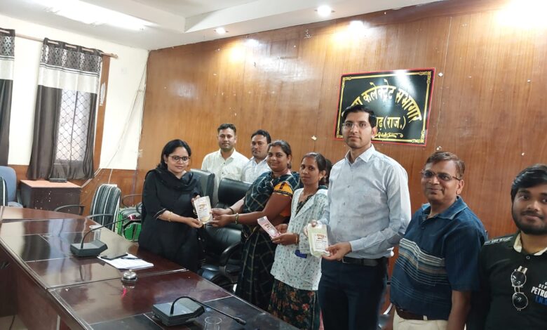 जिला कलक्टर ने आमजन से की हर्बल गुलाल खरीदने की अपील जिला कलक्टर ने आमजन से की हर्बल गुलाल खरीदने की अपील