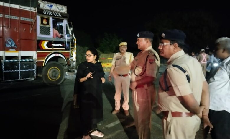 जिला निर्वाचन अधिकारी और एसपी के निर्देशन में निकाला फ्लैग मार्च