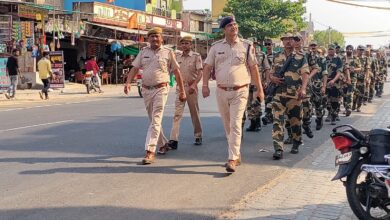 लोकसभा चुनावों से पूर्व पुलिस ने बीएसएफ जवानों के साथ निकाला फ्लैग मार्च