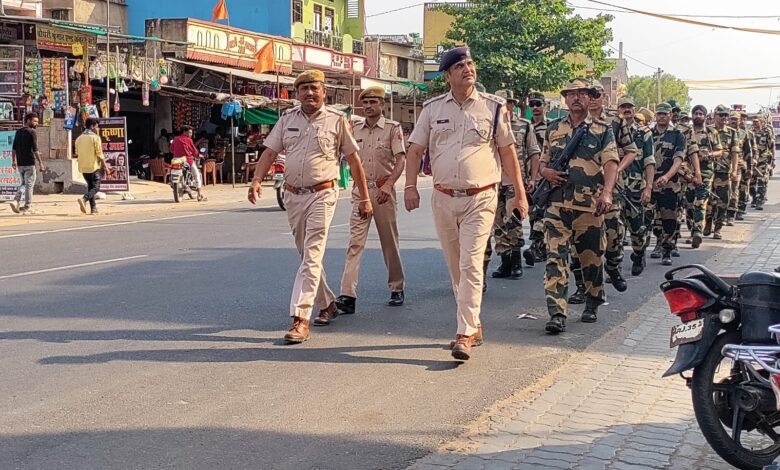 लोकसभा चुनावों से पूर्व पुलिस ने बीएसएफ जवानों के साथ निकाला फ्लैग मार्च लोकसभा चुनावों से पूर्व पुलिस ने बीएसएफ जवानों के साथ निकाला फ्लैग मार्च