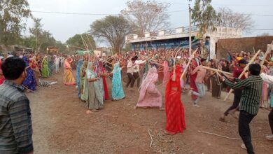 दुधली टांडा गांव में रंग तेरस पर्व पर आयोजित हुई मशहूर लठ्मार होली डीजे की धूम पर