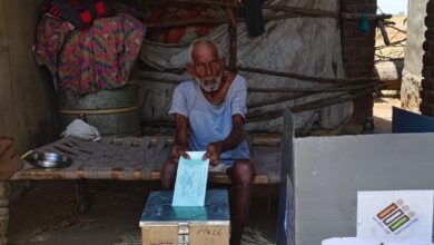 होम वोटिंग द्वारा लोकतंत्र के त्यौहार में बढ़चढ़ कर भाग ले रहे बुजुर्ग एवं दिव्यांग मतदाता