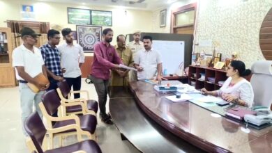 नर्सिंग अधिकारी धारा सिंह मीणा के निलंबन को लेकर मीडिया कर्मियों ने जिला कलेक्टर को सौंपा ज्ञापन