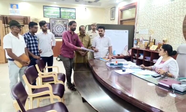 नर्सिंग अधिकारी धारा सिंह मीणा के निलंबन को लेकर मीडिया कर्मियों ने जिला कलेक्टर को सौंपा ज्ञापन नर्सिंग अधिकारी धारा सिंह मीणा के निलंबन को लेकर मीडिया कर्मियों ने जिला कलेक्टर को सौंपा ज्ञापन