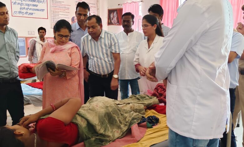 जिला कलक्टर ने आकांक्षी ब्लॉक पीपलखुट के सीएचसी का निरीक्षण किया