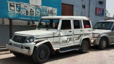 तस्करों का पीछा करते सीबीएन का बोलेरो वाहन पलटा ।