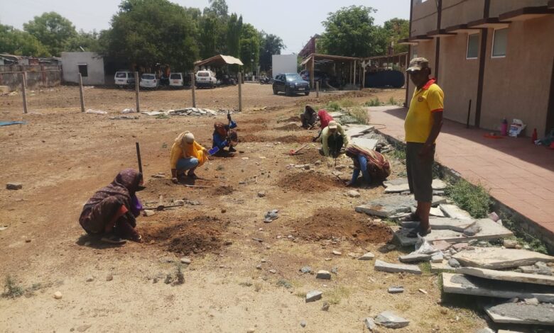 जिला चिकित्सालय में वृक्षारोपण हेतु गड्ढे खोदे