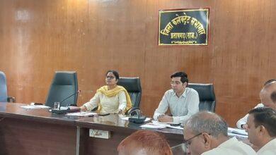 जिला कलेक्टर डॉ. राजोरिया ने ली साप्ताहिक समीक्षा बैठक