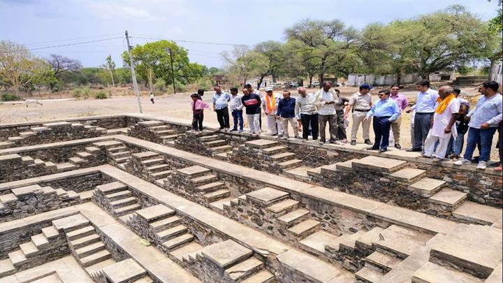 कलेक्टर जैन ने मनासा क्षेत्र में जल गंगा संवर्धन अभियान के तहत किए जा रहे कार्यो का जायजा लिया कलेक्टर जैन ने मनासा क्षेत्र में जल गंगा संवर्धन अभियान के तहत किए जा रहे कार्यो का जायजा लिया