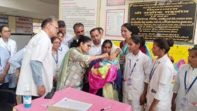 कलेक्टर डॉ अंजली राजोरिया एवं सीएमएचओ डॉ जीवराज ने जिला चिकित्सालय में पल्स पोलियो की खुराक पिलाकर अभियान की शुरुआत की