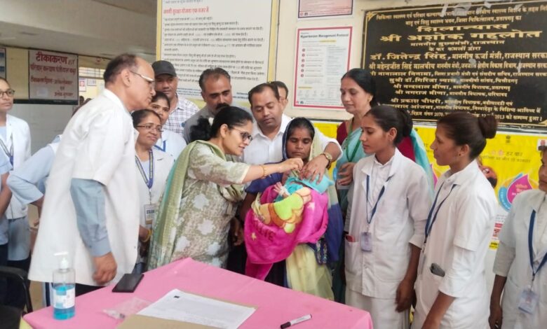 कलेक्टर डॉ अंजली राजोरिया एवं सीएमएचओ डॉ जीवराज ने जिला चिकित्सालय में पल्स पोलियो की खुराक पिलाकर अभियान की शुरुआत की