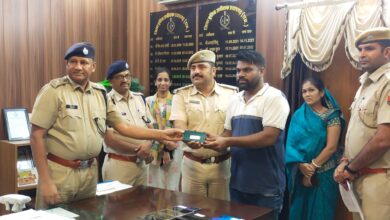 15 लाख रू कीमत के 55 गुमशुदा मोबाइल जिला पुलिस व साईबर सैल की संयुक्त कार्यवाही से बरामद मोबाइल प्रार्थियो को लौटाये