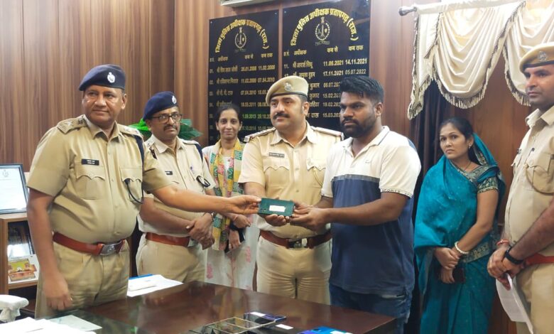 15 लाख रू कीमत के 55 गुमशुदा मोबाइल जिला पुलिस व साईबर सैल की संयुक्त कार्यवाही से बरामद मोबाइल प्रार्थियो को लौटाये 15 लाख रू कीमत के 55 गुमशुदा मोबाइल जिला पुलिस व साईबर सैल की संयुक्त कार्यवाही से बरामद मोबाइल प्रार्थियो को लौटाये