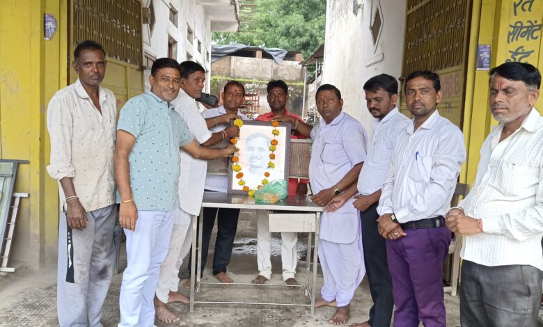 भाजपा कार्यकर्ताओं ने पंडित दीनदयाल उपाध्याय को याद कर जयंती मनाई भाजपा कार्यकर्ताओं ने पंडित दीनदयाल उपाध्याय को याद कर जयंती मनाई