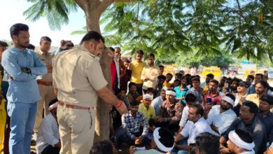 लापरवाही पूर्ण ड्यूटी व निजी क्लीनिक पर ऑपरेशन करने से आदिवासी बच्ची की मृत्यु पर जिला चिकित्सालय में भील प्रदेश मुक्ति मोर्चा का धरना प्रदर्शन