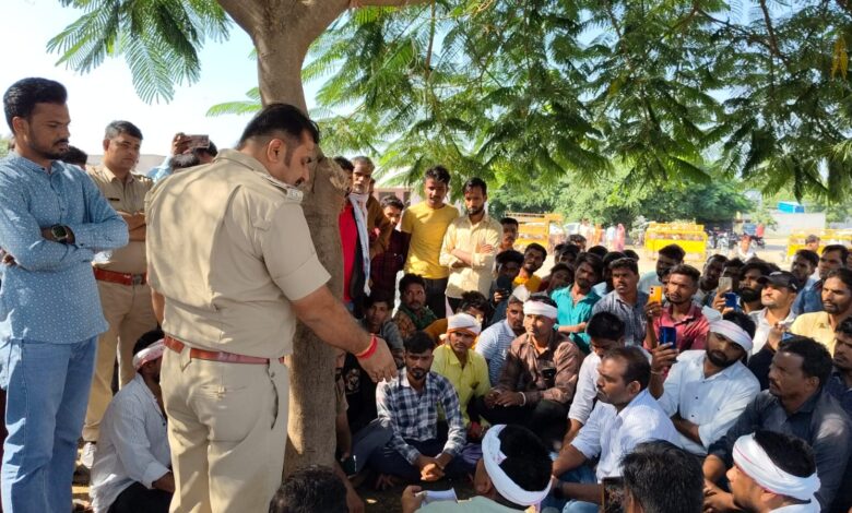 लापरवाही पूर्ण ड्यूटी व निजी क्लीनिक पर ऑपरेशन करने से आदिवासी बच्ची की मृत्यु पर जिला चिकित्सालय में भील प्रदेश मुक्ति मोर्चा का धरना प्रदर्शन