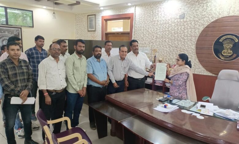 राजस्व मंत्रालयिक कर्मचारियो ने दिया ज्ञापन राजस्व मंत्रालयिक कर्मचारियो ने दिया ज्ञापन