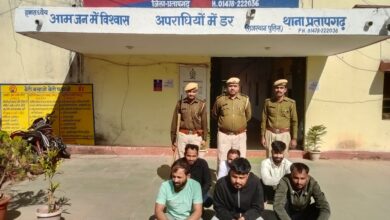 जुआ स्टटा खेलते हुए 06 अभियुक्त गिरफ्तार 34,000 रू जुआ सटटा सामग्री 08 मोबाईल फोन व 11 मोटरसाईकिल जब्त