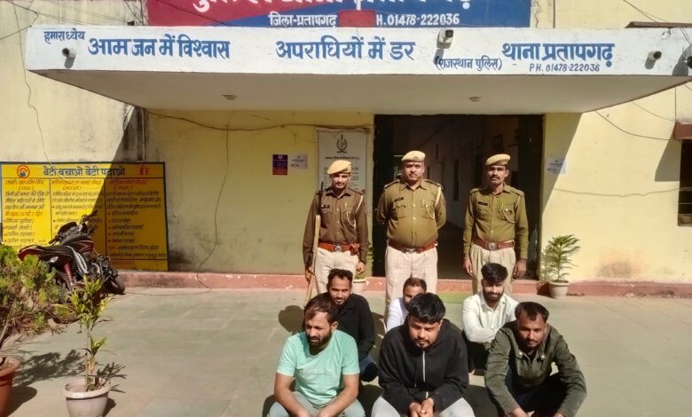 जुआ स्टटा खेलते हुए 06 अभियुक्त गिरफ्तार 34,000 रू जुआ सटटा सामग्री 08 मोबाईल फोन व 11 मोटरसाईकिल जब्त जुआ स्टटा खेलते हुए 06 अभियुक्त गिरफ्तार 34,000 रू जुआ सटटा सामग्री 08 मोबाईल फोन व 11 मोटरसाईकिल जब्त