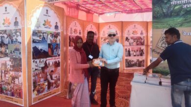 प्रदर्शनी में जनसम्पर्क विभाग के स्टॉल को देखने के लिए भारी उत्साह