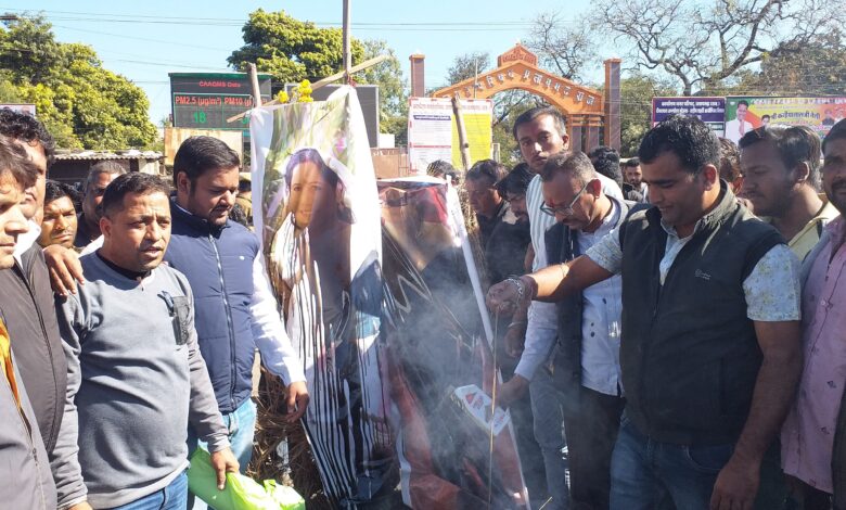 आयुक्त एवं सभापति का पुतला दहन कर दिया अतिक्रमणकारियों ने अतिक्रमण तोड़ने को लेकर ज्ञापन आयुक्त एवं सभापति का पुतला दहन कर दिया अतिक्रमणकारियों ने अतिक्रमण तोड़ने को लेकर ज्ञापन