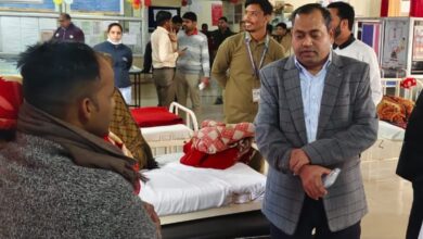 सीएमएचओ ने जिला अस्पताल का निरीक्षण कर मरीजों से पूछा हाल, जांचे संसाधान, कहा सुधार की है गुजांइश