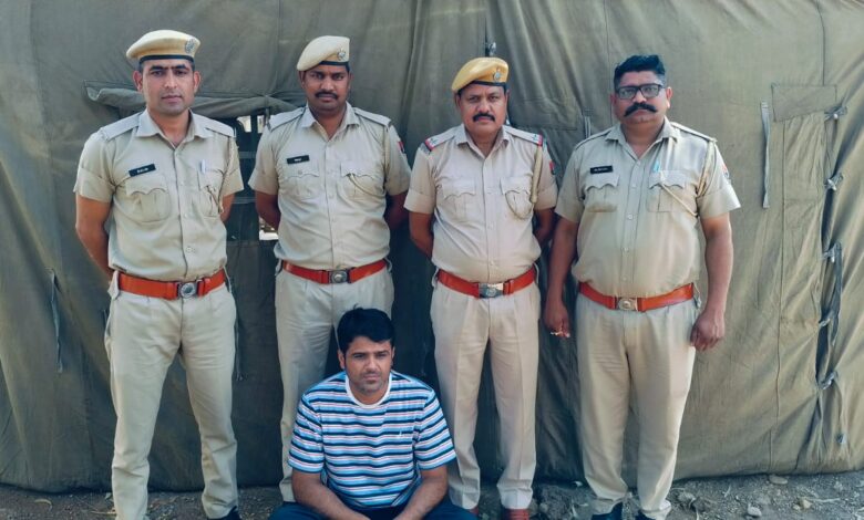 एनडीपीएस मामले में करीब 2 साल से फरार 20000हजार के ईनामी वांछित को किया गिरफ्तार एनडीपीएस मामले में करीब 2 साल से फरार 20000हजार के ईनामी वांछित को किया गिरफ्तार