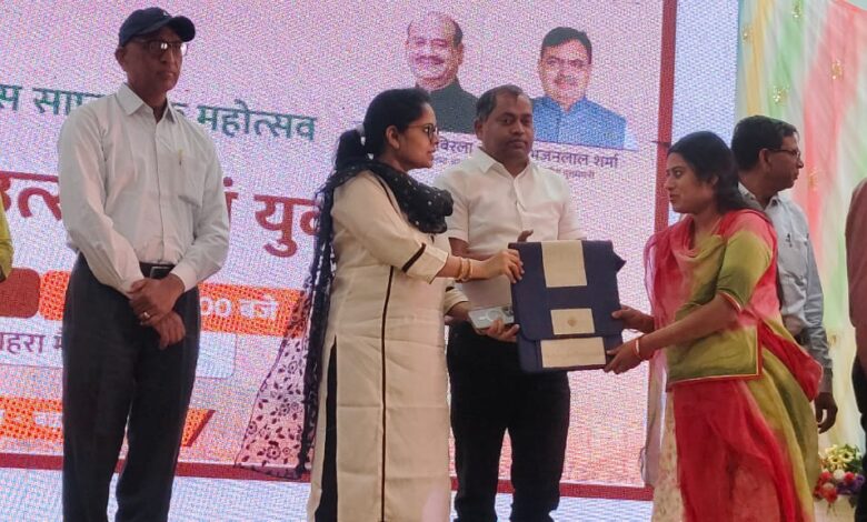 राजस्थान दिवस साप्ताहिक महोत्सव— ऑडिटोरियम में आयोजित हुआ जिला स्तरीय रोजगार उत्सव एवं युवा सम्मेलन राजस्थान दिवस साप्ताहिक महोत्सव— ऑडिटोरियम में आयोजित हुआ जिला स्तरीय रोजगार उत्सव एवं युवा सम्मेलन