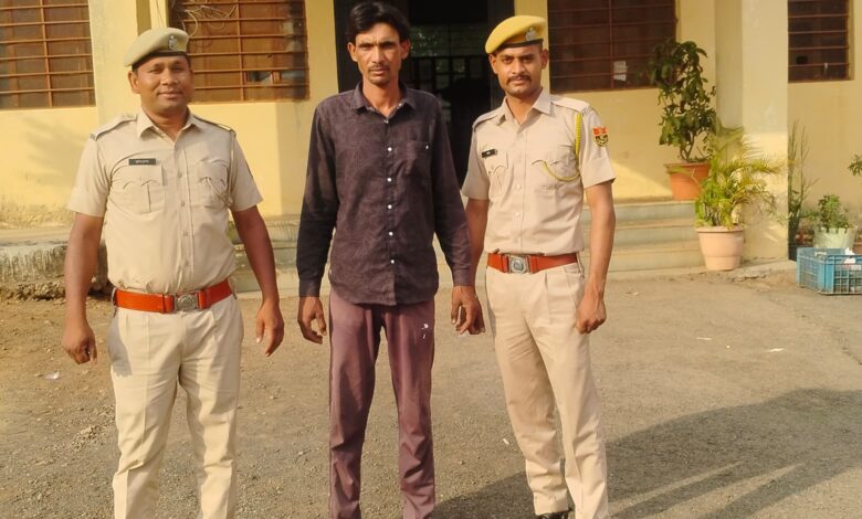 नंगी धारदार तलवार लहराते एक अभियुक्त गिरफ्तार नंगी धारदार तलवार लहराते एक अभियुक्त गिरफ्तार