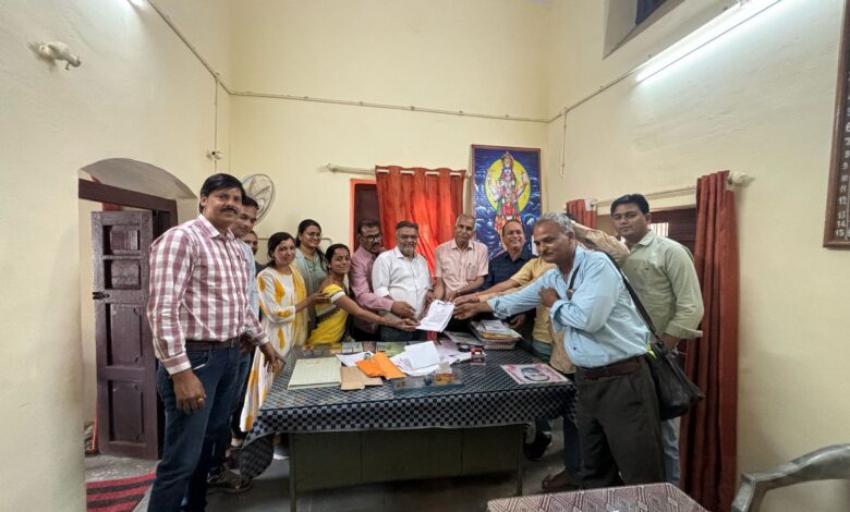आयुर्वेद औषधियां की ऑनलाइन एंट्री के आदेश पर चिकित्सकों में आक्रोश सौंपा ज्ञापन आयुर्वेद औषधियां की ऑनलाइन एंट्री के आदेश पर चिकित्सकों में आक्रोश सौंपा ज्ञापन