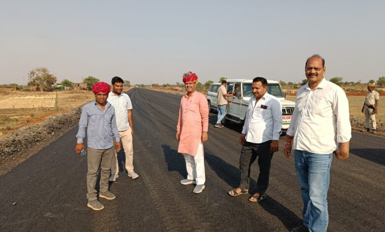 राजस्व मंत्री हेमंत मीणा ने शहर के निर्माणाधीन रिंग रोड का किया निरीक्षण राजस्व मंत्री हेमंत मीणा ने शहर के निर्माणाधीन रिंग रोड का किया निरीक्षण