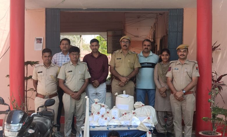 01 किलो 650 ग्राम एमडी सहित एमडी बनाने में प्रयुक्त 03 किलो 330 ग्राम क्रिस्टल पाउडर और 01 किलो सफेद पाउडर जब्त