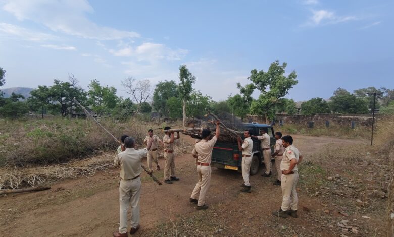 अवैध रूप से अतिक्रमण का प्रयास कर रहे ग्रामीणों को वन विभाग द्वारा खदेड़ा – अवैध रूप से अतिक्रमण का प्रयास कर रहे ग्रामीणों को वन विभाग द्वारा खदेड़ा –