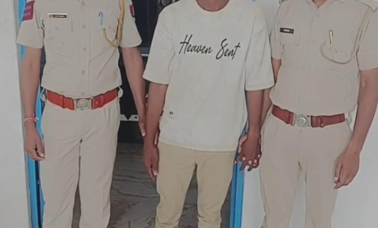 तलवार लेकर आमजन में भय पैदा करने वाला अभियुक्त गिरफ्तार तलवार को किया जब्त तलवार लेकर आमजन में भय पैदा करने वाला अभियुक्त गिरफ्तार तलवार को किया जब्त