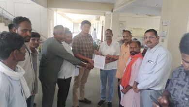 जिलाधीश से ज्ञापन सौंप मांग की है कि कल्याणपुरा को ग्राम पंचायत गाडरीयावास में यथावत रखा जावे