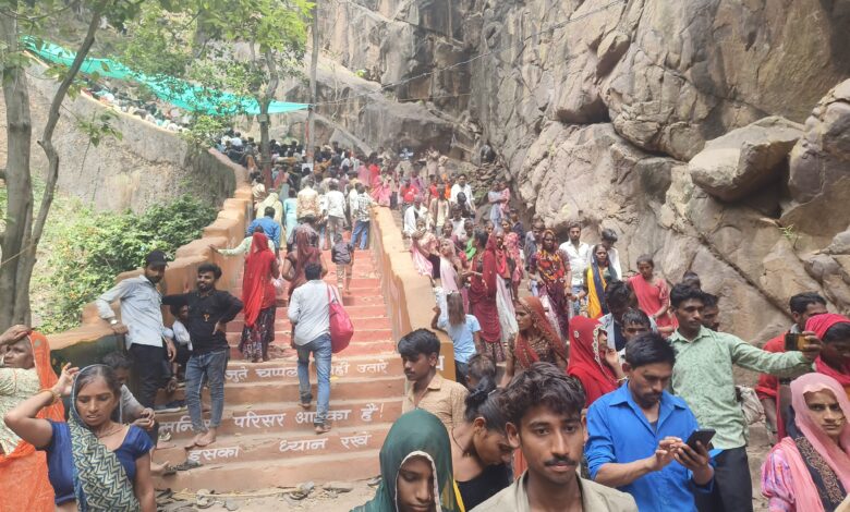 सीतामाता मेलाः मेले के अंतिम दिन भी बड़ी संख्या में उमड़े लोग, मंदिर में किए दर्शन सीतामाता मेलाः मेले के अंतिम दिन भी बड़ी संख्या में उमड़े लोग, मंदिर में किए दर्शन