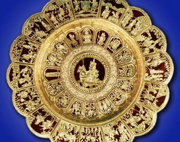 विश्व प्रसिद्ध थेवाकला में महाराणा प्रताप की जीवनी पर बनी कलाकृति अमूल्य धरोहर विश्व प्रसिद्ध थेवाकला में महाराणा प्रताप की जीवनी पर बनी कलाकृति अमूल्य धरोहर
