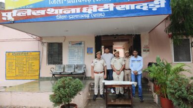 पुलिस जीप को अपने पास आता देख घबराकर सडक पर बंदुक को फेंक कर खेतो में भाग गया अभियुक्त 