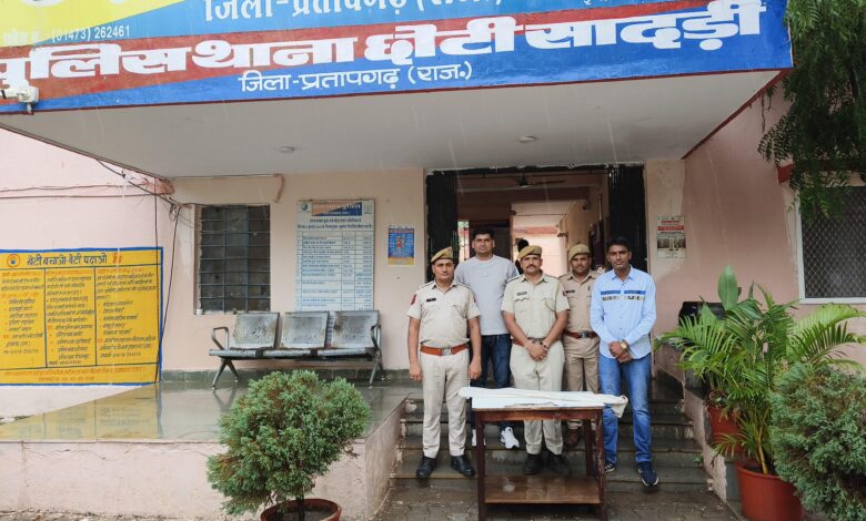 पुलिस जीप को अपने पास आता देख घबराकर सडक पर बंदुक को फेंक कर खेतो में भाग गया अभियुक्त पुलिस जीप को अपने पास आता देख घबराकर सडक पर बंदुक को फेंक कर खेतो में भाग गया अभियुक्त