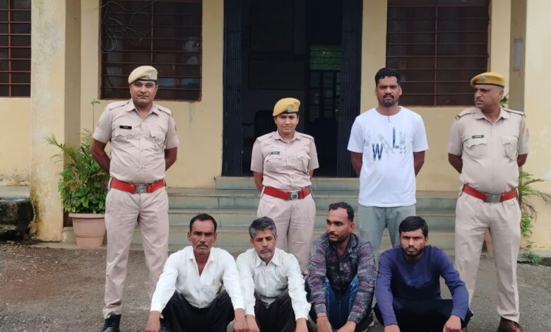 जमीनी विवाद को लेकर हुई मारपीट के मामले में 04 अभियुक्तों गिरफ्तार जमीनी विवाद को लेकर हुई मारपीट के मामले में 04 अभियुक्तों गिरफ्तार
