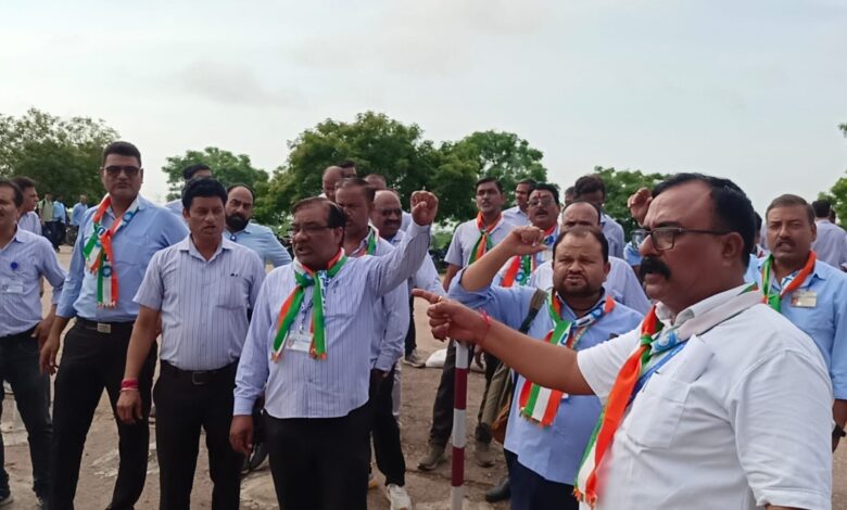 केंद्रीय स्तर के साथ स्थानीय मुद्दों के निराकरण की मांग को लेकर इंटक का फैक्ट्री गेट पर प्रदर्शन