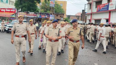 जिला पुलिस अधीक्षक प्रतापगढ द्वारा मय जाप्ते के शहर में की पैदल गश्त आमजन की सुनी समस्याएं