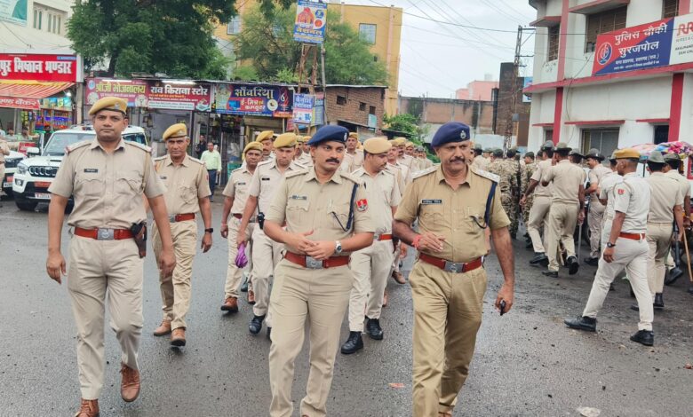 जिला पुलिस अधीक्षक प्रतापगढ द्वारा मय जाप्ते के शहर में की पैदल गश्त आमजन की सुनी समस्याएं